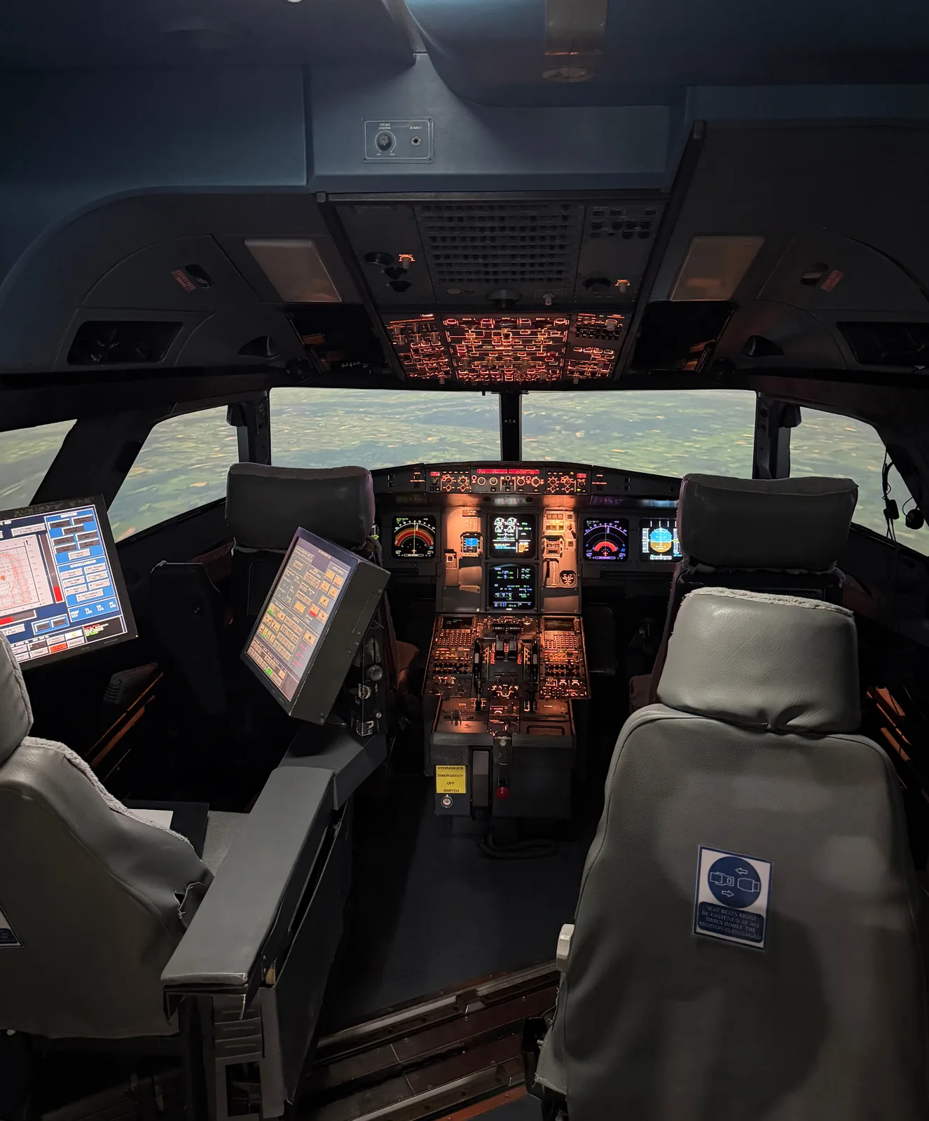 A320 cockpit with wraparound visual system