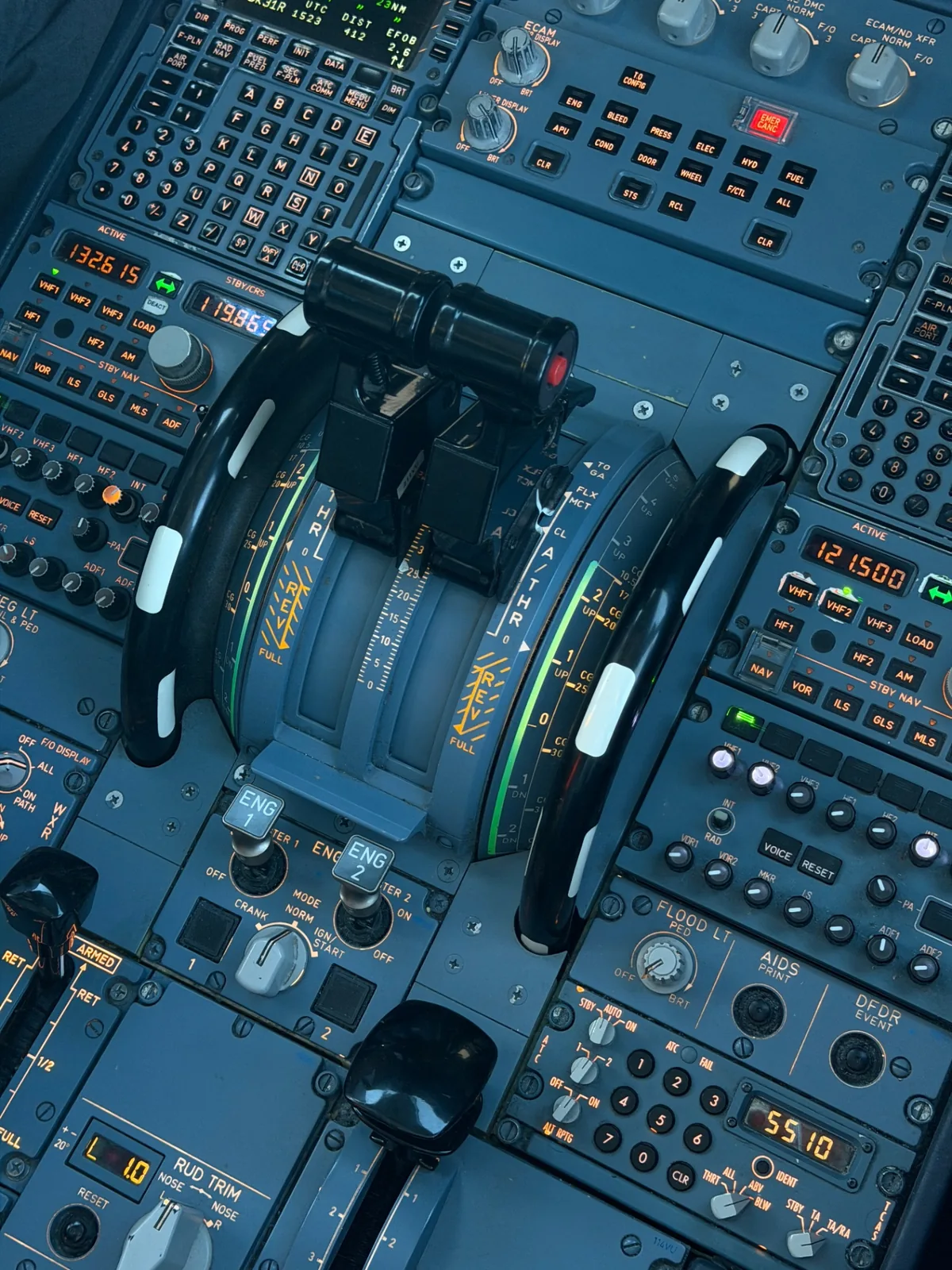 A320 throttle quadrant and autopilot controls in the cockpit